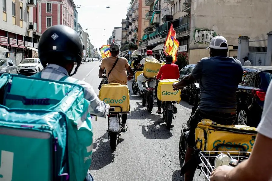 La protesta dei rider milanesi, organizzata da Usb il 7 luiglio scorso, dal titolo \\u201CMorire di caldo o morire di fame\\u201D, con l\\u2019obiettivo di chiedere al Governo il riconoscimento della natura subordinata del lavoro di chi vive effettuando consegne per le grandi piattaforme di delivery a Milano , ANSA