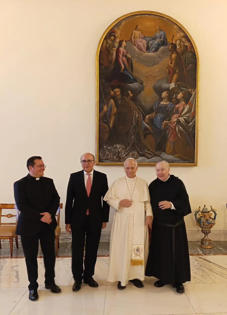In questa foto: Leone lo scorso 9 aprile in Vaticano con il suo amico e confratello agostiniano padre Isaac González (ultimo a destra) e, a sinistra, Rafael Lazcano, autore di una biografia di Prevost, e don Rafael Espino, direttore delle Ediciones San Pablo.