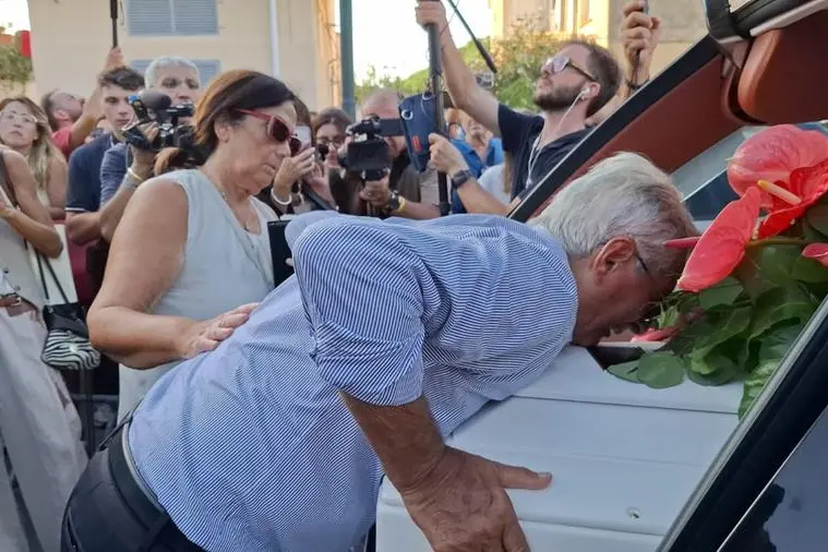 Franco, il padre di Lorena Isceri, con accanto la madre Antonietta, bacia il feretro della 45enne uccisa a Firenze dall\\'ex compagno, al termine dei funerali nella chiesa Maria Regina di Squinzano (Lecce) , ANSA