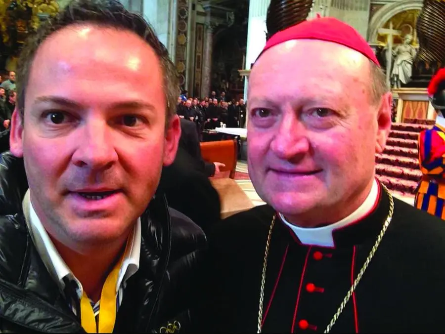 Lo sportivo in compagnia del cardinale Gianfranco Ravasi.