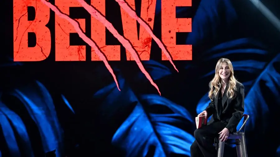 Torna la sedia più scomoda della tv: stasera a “Belve” Amanda Lear, Micaela Ramazzotti e Zeudi Di Palma