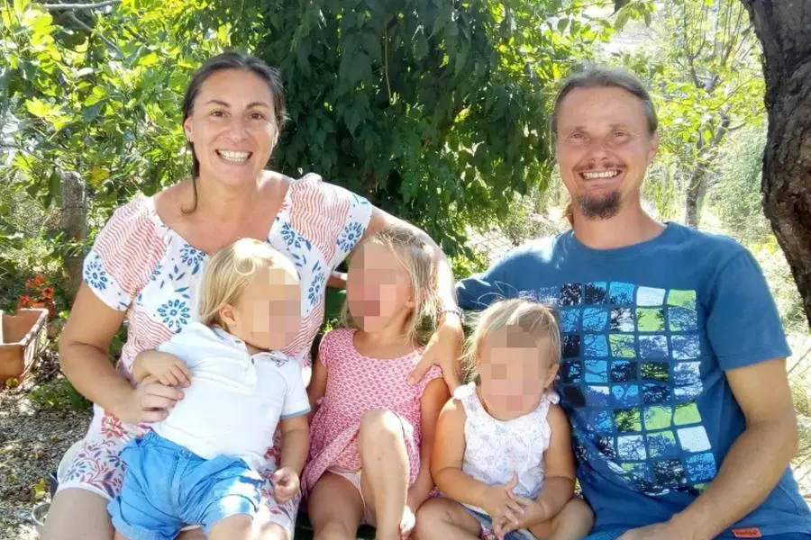 La famiglia anglo-australiana, che viveva nel bosco di Palmoli, in provincia di Chieti, pubblicato sul sito web della mamma, Caterine Louise Birmingham , ANSA