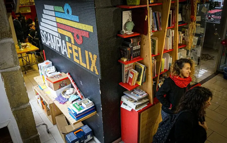 Napoli, Scampia - Nel MOSS, Ecomuseo Urbano Diffuso, Barbara Pierro accoglie i visitatori.