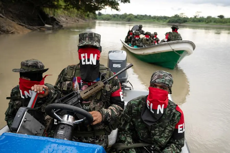 I guerriglieri dell'Eln sul fiume San Juan nel Chocò lo scorso giugno.