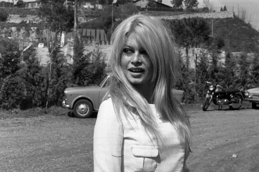 L'attrice francese Brigitte Bardot al ristorante il Casalone a Roma, Italia, 5 aprile 1967. ANSA/OLDPIX