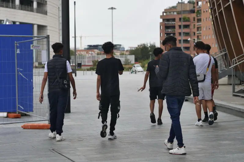 Nella Milano del post pandemia ad aumentare vertiginosamente (del 18 e del 24 per cento) sono scippi e rapine, compiuti soprattutto da minori che agiscono in gruppo. Un fenomeno in costante crescita.