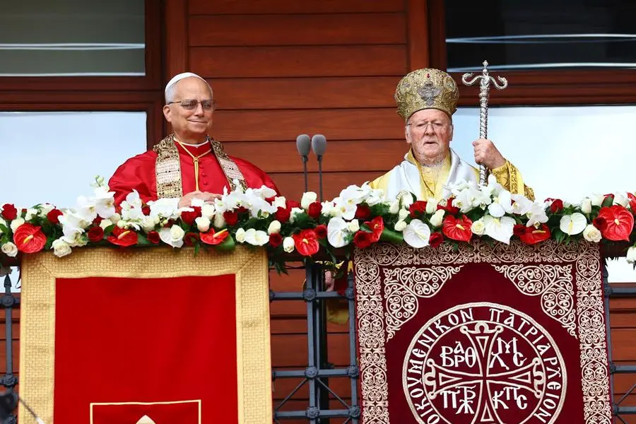 Papa Leone XIV con il Patriarca Bartolomeo I impartiscono la benedizione ecumenica dal balcone della Chiesa Patriarcale di San Giorgio di Istanbul il 30 novembre scorso , EPA