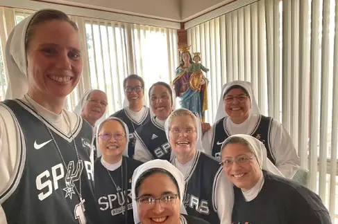 Un selfie scattato dalle Sorelle Salesiane e condiviso tramite il loro profilo Instagram \"salesiansisterswest24\"