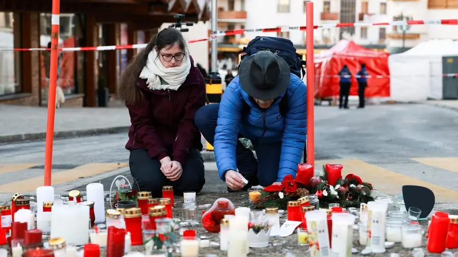 Crans-Montana, le autorità: «Gravi 100 feriti». Emanuele Galeppini, 16 anni, prima vittima italiana. Cos’è il flashover che ha innescato la strage