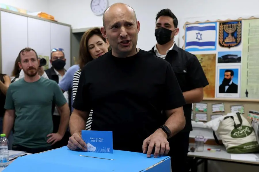 L’ex primo ministro israeliano Naftali Bennett, candidato alla Knesset e leader del partito B’Yachad, vota a Ra’anana, vicino a Tel Aviv, per le elezioni parlamentari israeliane