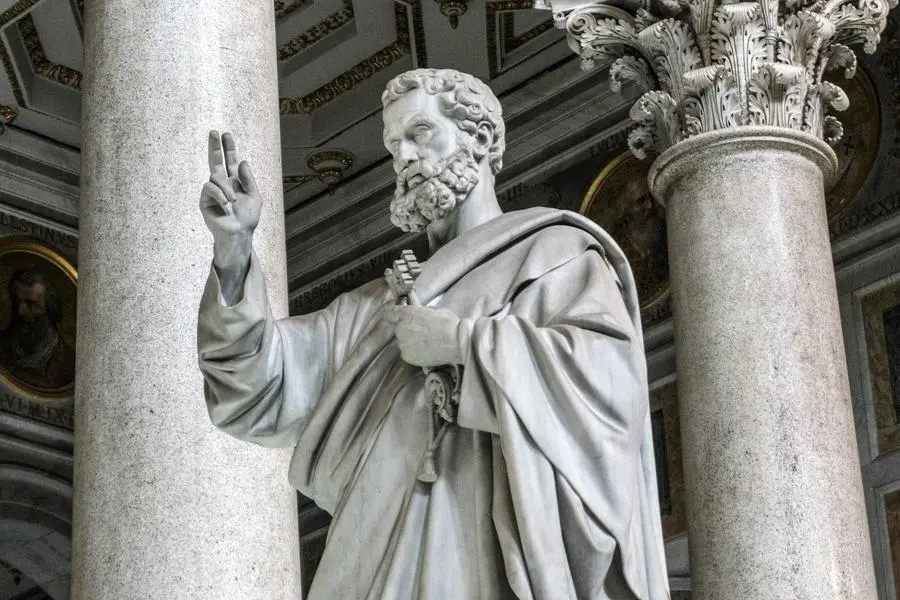 La statua di San Poalo nella Basilica di San Paolo fuori le mura.