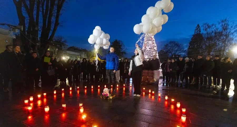 Crans-Montana, il prete che segue i genitori che affrontano la morte di un figlio: muore il tempo, il dolore non passa e l’amore resta