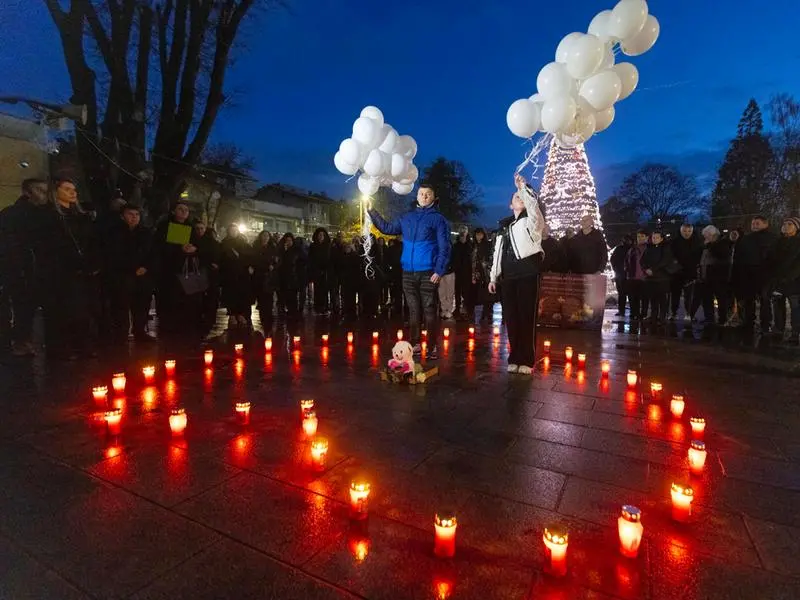 Crans-Montana, il prete che segue i genitori che affrontano la morte di un figlio: muore il tempo, il dolore non passa e l’amore resta