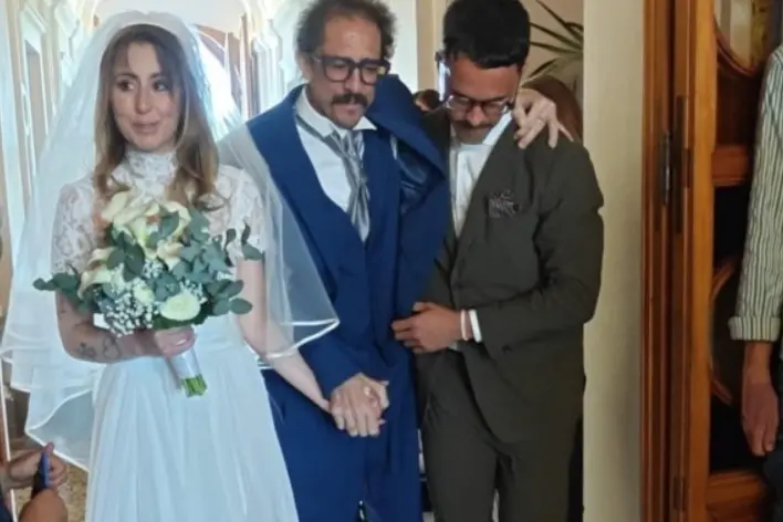 L\\'ex calciatore Igor Protti accompagna la figlia all\\'altare, sostenuto dall\\'altro figlio (Fonte: Ig Igor Protti)