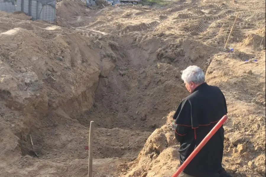 Papal envoy to Ukraine Konrad Krajewski, a Polish cardinal and the papal almoner, on Friday travelled to the \\'martyred city\\' of Borodjanka for Good Friday Via Crucis (Way of the Cross) celebrations there, 15 April 2022. He prayed over the bodies of civilians found after Russian troops pulled out and take part in the stations of the cross. ANSA/ VATICAN MEDIA +++ ANSA PROVIDES ACCESS TO THIS HANDOUT PHOTO TO BE USED SOLELY TO ILLUSTRATE NEWS REPORTING OR COMMENTARY ON THE FACTS OR EVENTS DEPICTED IN THIS IMAGE; NO ARCHIVING; NO LICENSING +++ , ANSA