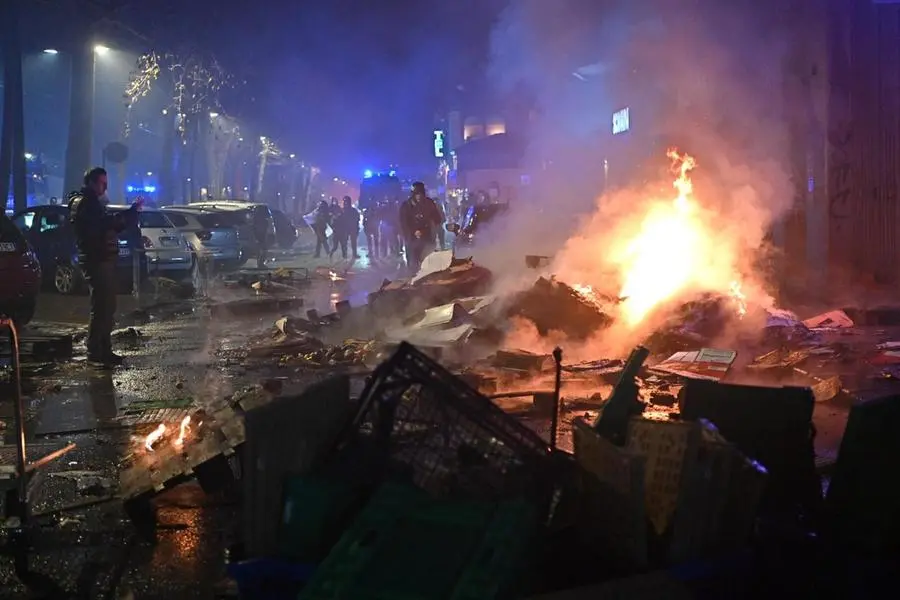 Scontri tra manifestanti e forze dell'ordine durante il corteo contro lo sgombero del centro sociale Askatasuna a Torino il 31 gennaio