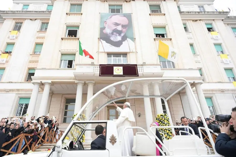 L\\'ospedale Casa Sollievo della Sofferenza di San Giovanni Rotondo il giorno della visita di papa Francesco il 17 marzo 2018 , EPA
