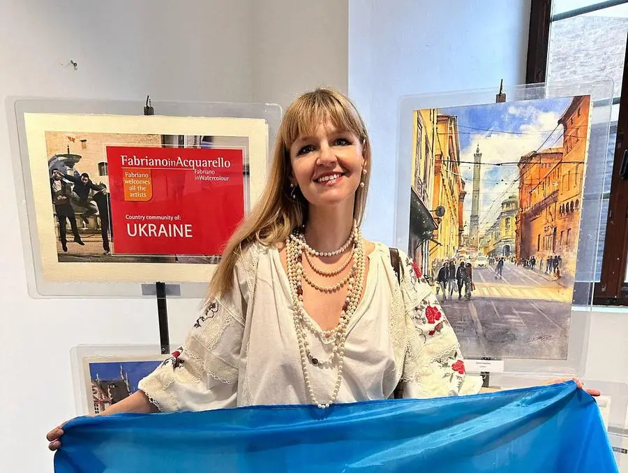 Quattro anni di guerra in Ucraina, l’artista Victoria Grigorieva: «Dipingo il buio che lascia il posto alla luce»