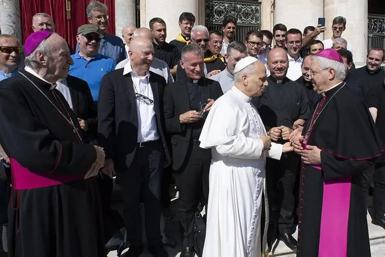 Papa Leone XIV con il vescovo di Lodi Maurizio Malvestiti nell\\'udienza giubilare del 6 settembre 2025 in piazza San Pietro