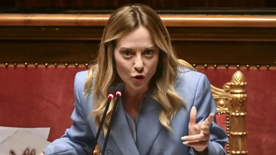 Le \"ginocchiere\" a Meloni: perché quell'attacco è sessista e non sarebbe stato rivolto a un uomo