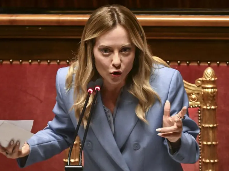 Le \"ginocchiere\" a Meloni: perché quell'attacco è sessista e non sarebbe stato rivolto a un uomo