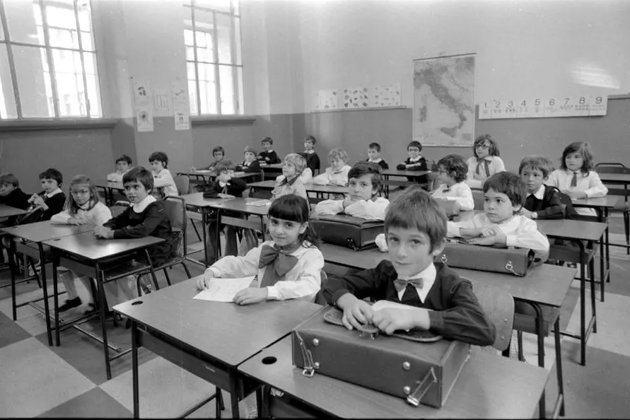 Il primo giorno in una scuola elementare a Milano nel 1975 (Ipa/Archivio De Bellis).