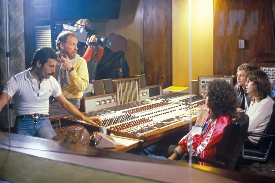 I Queen in studio di registrazione. Sono tra i gruppi rock che hanno avuto il maggiore successo commerciale, vendendo oltre 300 milioni di dischi. , ipa