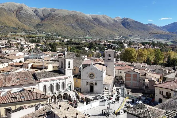 La Basilica di San Benedetto di Norcia, pesantemente dannegiata dal sisma del 2016, è stata riaperta al culto il 31 ottobre 2025