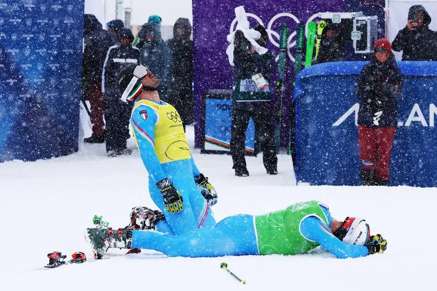 Milano Cortina 2026 Simone Deromedis a terra e Federico Tomasoni in ginocchio oro e argento nello ski cross