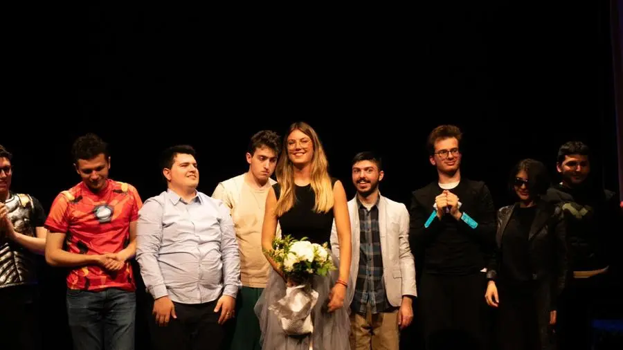 Alice alla fine dello spettacolo Take me aut, andato in scena al Teatro Gerolamo nel 2024, con i ragazzi del suo laboratorio di teatro presso la Fondazione Un futuro per l'Asperger.