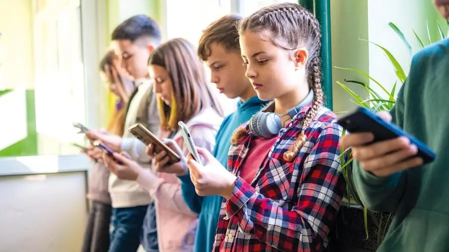 Cellulari a scuola e social per i minori: quei divieti necessari