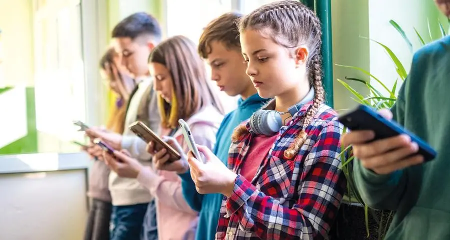 Cellulari a scuola e social per i minori: quei divieti necessari