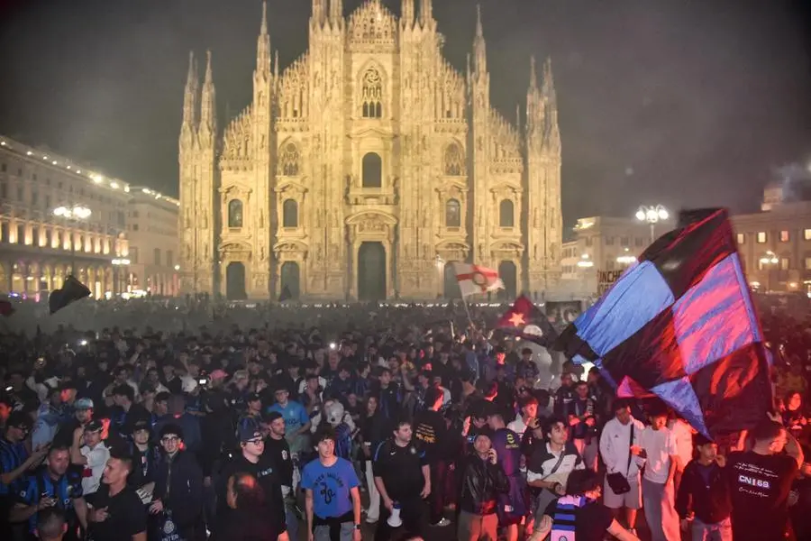 Festeggiamenti per lo scudetto dell’Inter in piazza Duomo, Milano 3 Maggio 2026 ANSA/MATTEO CORNER - - - - - - - - - - - - - - - - - Inter fans celebrate winning the Serie A title in Piazza Duomo, Milan, 3 May 2026 ANSA/MATTEO CORNER