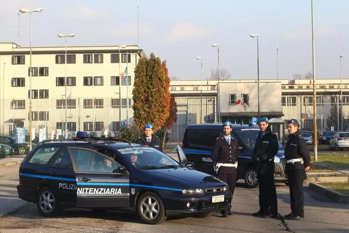 Attesa della polizia penitenziaria davanti al carcere di Busto Arsizio per l'arrivo di Fabrizio Corona, Milano, venerdi 25 gennaio 2013. ANSA/STEFANO PORTA