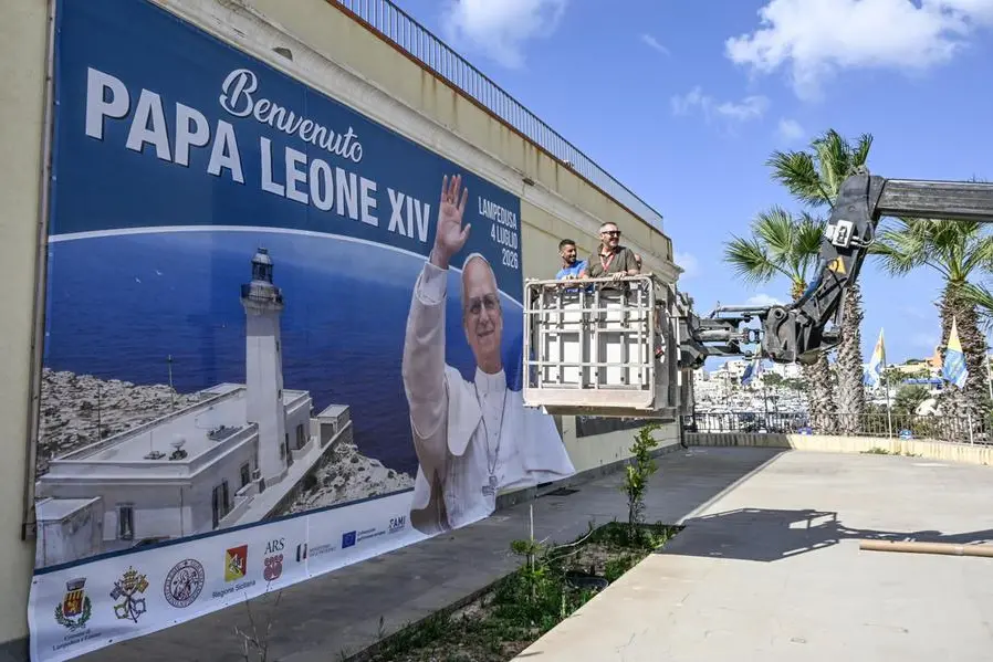 Una gigantografia allestita a Lampedusa per la visita di Papa Leone XIV sull\\u2019isola , ANSA
