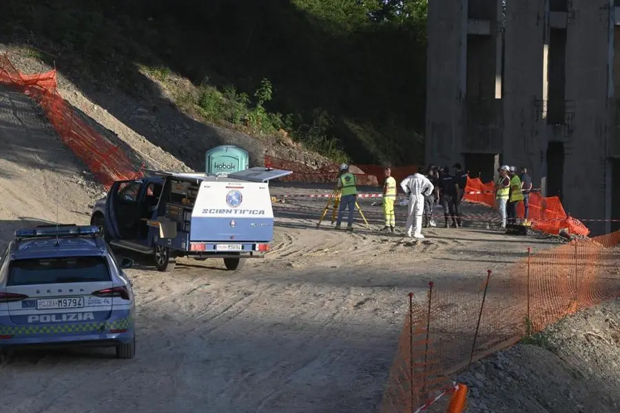 Polizia al lavoro sul luogo in cui Lorena Isceri, 45 anni, è stata uccisa dall'ex compagno Federico Vella, 36 anni, che poi si sarebbe gettato dal viadotto dell'A1 a Barberino del Mugello (Firenze)