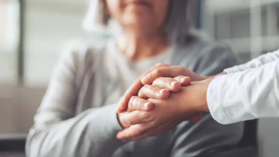 Caregiver: quando una figlia crolla è tutta la società che ha fallito
