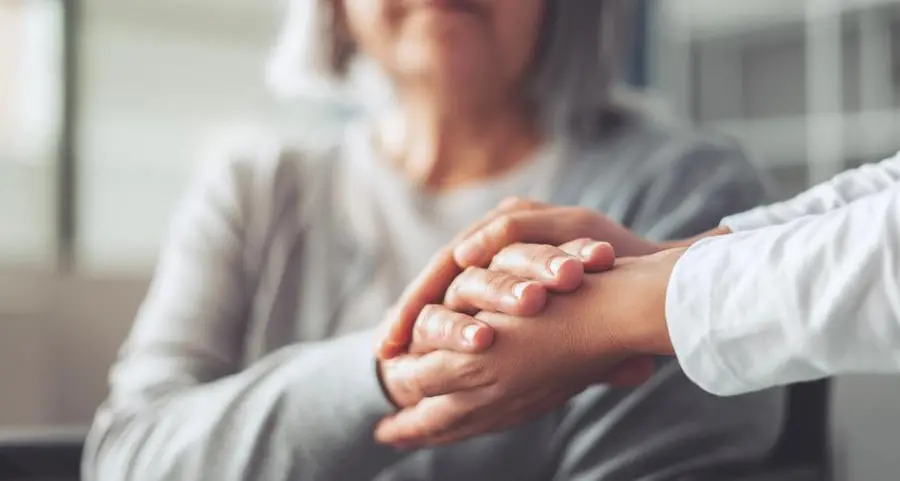 Caregiver: quando una figlia crolla è tutta la società che ha fallito