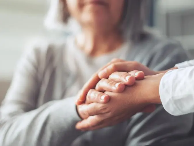 Caregiver: quando una figlia crolla è tutta la società che ha fallito