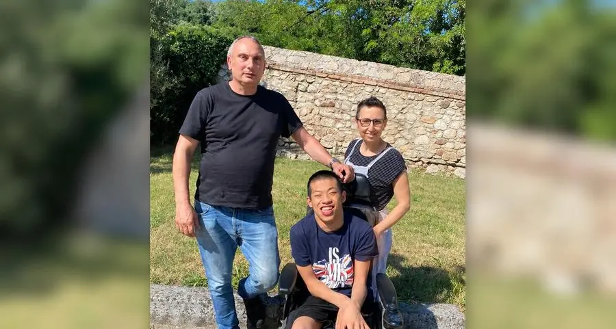 Papà e mamma caregiver: «Se guarire non è sempre possibile, prendersi cura sì»