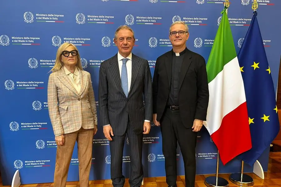 Da sinistra: Chiara Genisio, vicepresidente FISC, il ministro Adolfo Urso e don Stefano Stimamiglio, ad del Gruppo editoriale San Paolo