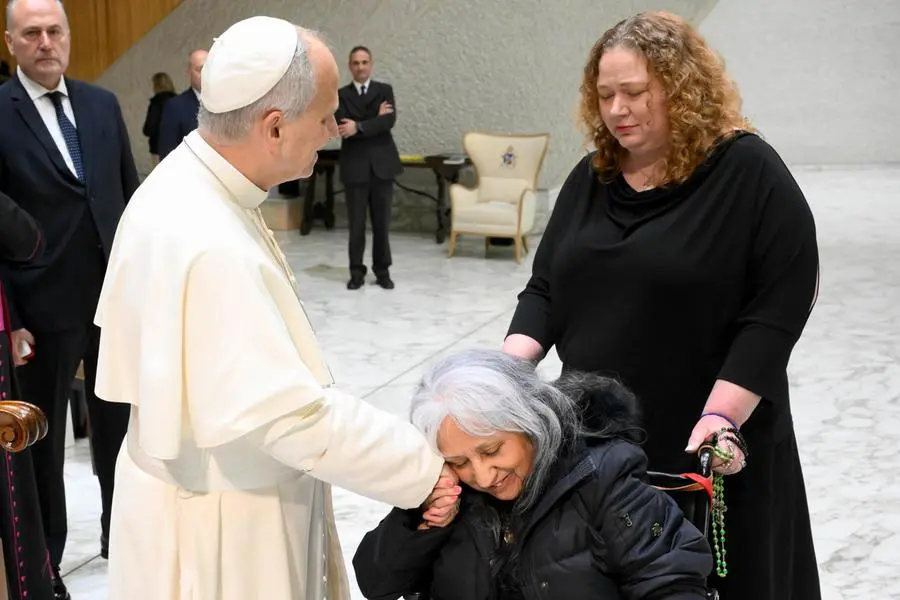 Papa Leone benedice un\\'ammalata durante l\\'udienza generale , ANSA