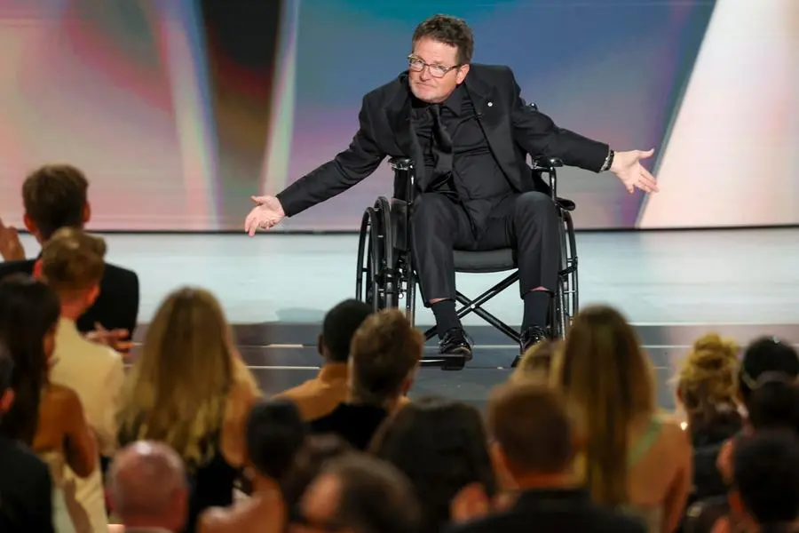 Michael J. Fox riceve il Bob Hope Humanitarian Award sul palco durante la 78\\u00AA cerimonia annuale degli Emmy Awards, svoltasi a Los Angeles. , EPA