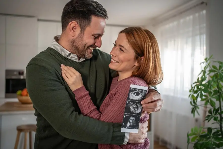 Una coppia felice pensando alla futura nascita , iStock