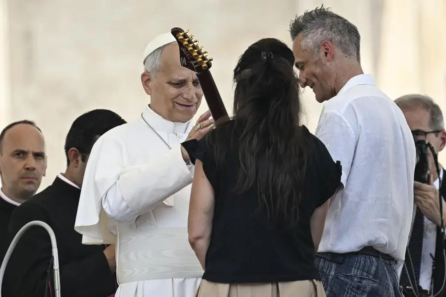 Papa Leone XIV incontra una giovane coppia durante un\\'udienza generale in piazza San Pietro , ANSA