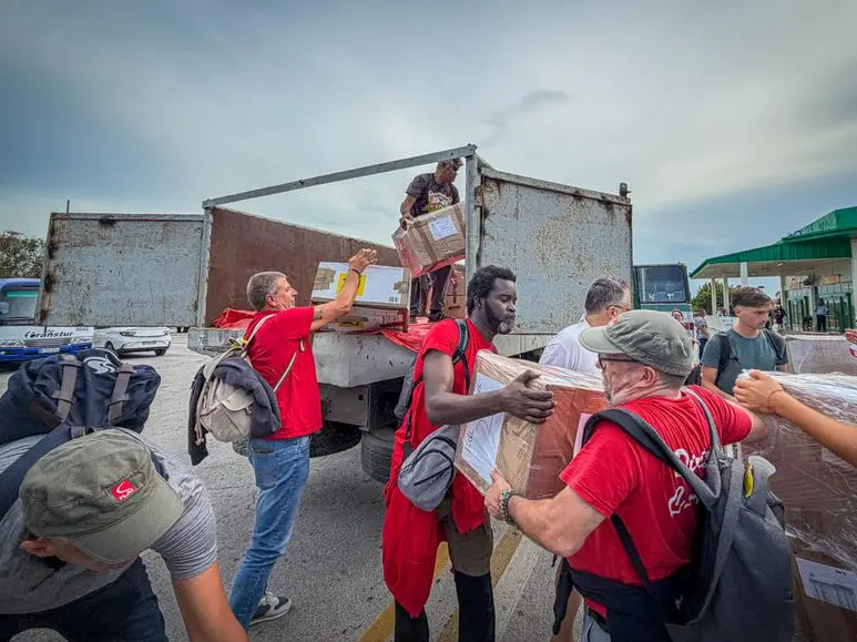 Volontari della Missione umanitaria Nuestra América Convoy to Cuba consegnano beni di prima necessità a comunità nell'est dell'isola.