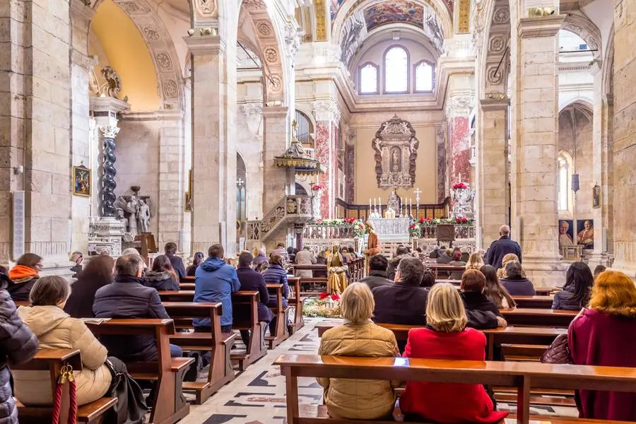 Fedeli partecipano a una celebrazione nella Catttedrale di Cagliari , Getty Images