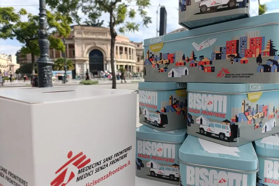 Un banchetto dell\\'iniziativa Biscotti Senza Frontiere di MSF.