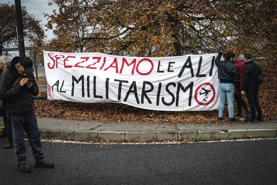Manifestazione \\\"No all'Aerospace and Defense Meetings! Contro la guerra e chi la arma! Via i mercanti d'armi!\\\", davanti Oval del Lingotto. Torino 02 dicembre 2025 ANSA/TINO ROMANO
