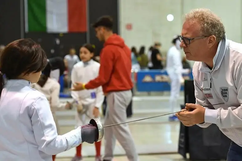 Lorenzo Radice mostra come si porta una stoccata a una giovanissima fiorettista.